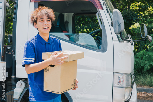 A delivery man carrying luggage
荷物を運ぶ配送業者の男性