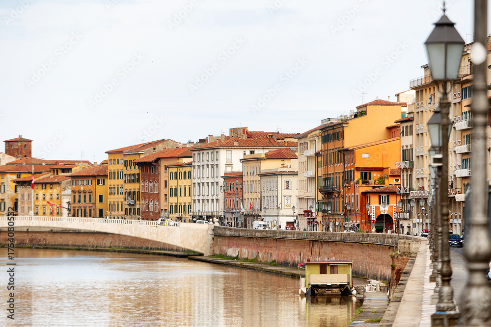 Obraz premium View looking along the Arno river towards the Middle Bridge, Pisa