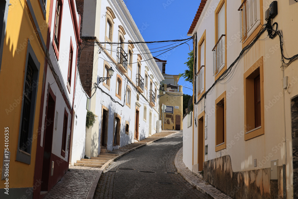 Obraz premium Historic alley in the Portuguese town of Silves, Algarve, Portugal 