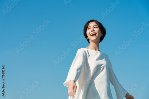 青空で青空を見ある若い女性