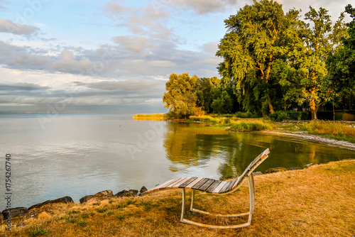 Güttingen, Bodensee, See, Seeufer, Holzbank, Uferweg, Ufer, Wasservögel, Schilf, Naturschutz, Wassersport, Seerundfahrt, Sommer, Abendstimmung, Ostschweiz, Thurgau, Schweiz