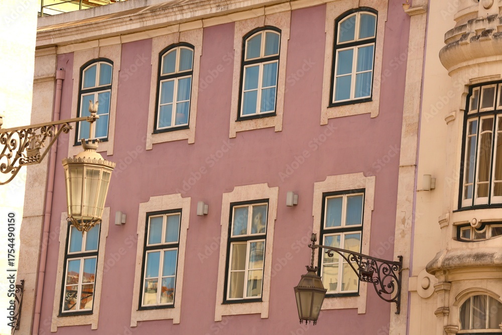 Obraz premium Signature Lisbon house(s). Traditional Portuguese colourful house(s) in historical center of Lisbon