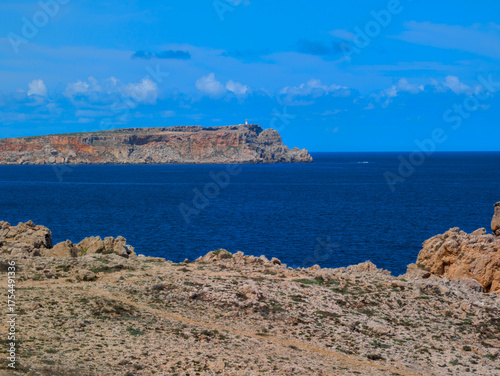 Acantilado con un faro