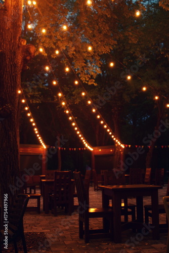 Foto Cozy outdoor cafe terrace decorated with glowing string lights