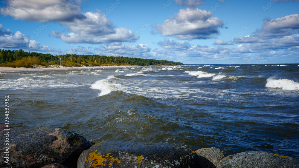 Obraz premium waves are moving towards the shore