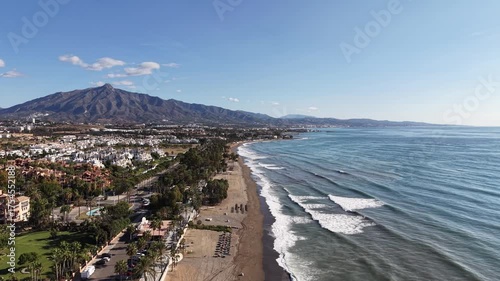 Vista aérea de la playa de San pedro Alcántara en el municipio de Marbella, España
