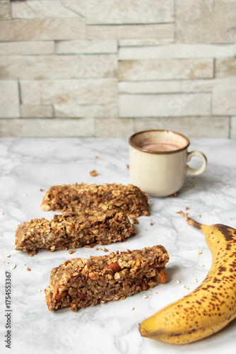 Petit déjeuné sains - barre de céréales - banane - café