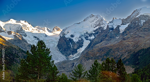 Foto View from the Bernina Express onto the glaciated mountain peaks of the Bernina R
