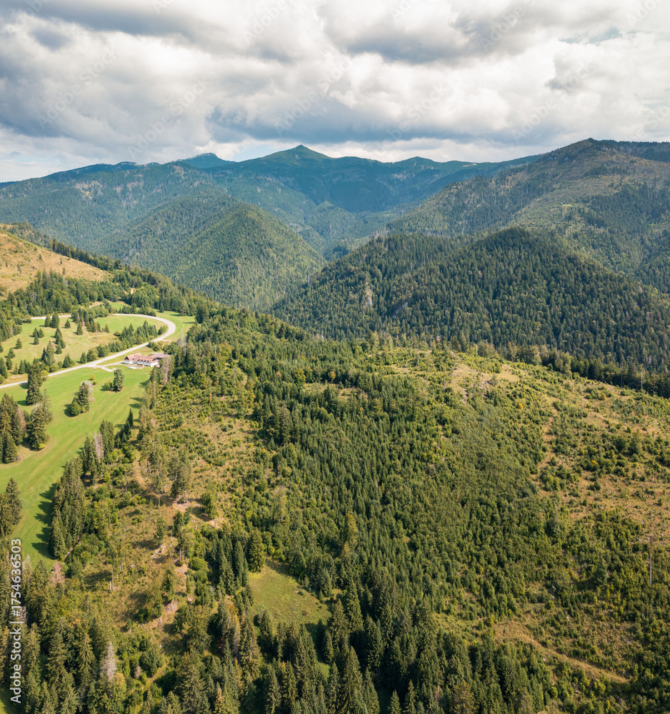 Naklejka premium Scenic mountain range under clouds