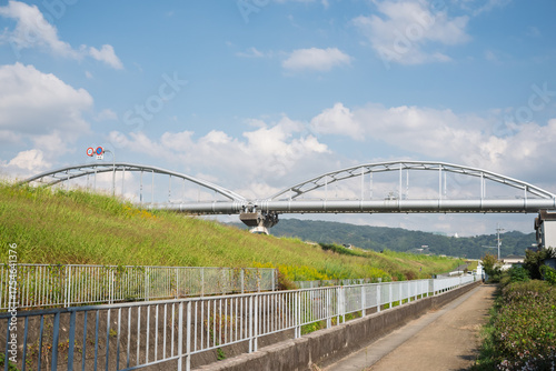 遊歩道を跨ぐ水管橋・水道橋