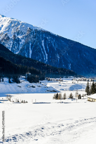 Davos, Davosersee, Bergsee, Eisfläche, Schneedecke, Winterlandschaft, Seeufer, Uferweg, Spazierweg, Dorf, Wolfgang, Passstrasse, Alpen, Winter, Graubünden, Schweiz