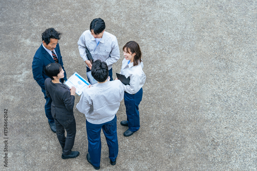 Fototapeta premium 屋外に集まって話し合う会社従業員のグループ