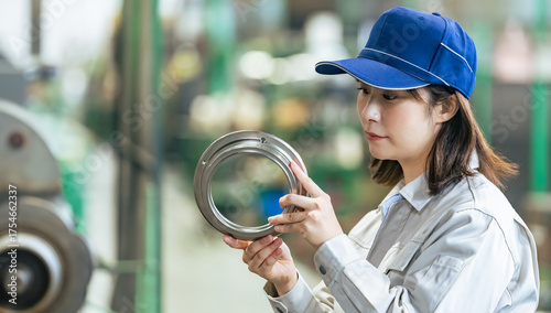 工場で作業する作業員グループ