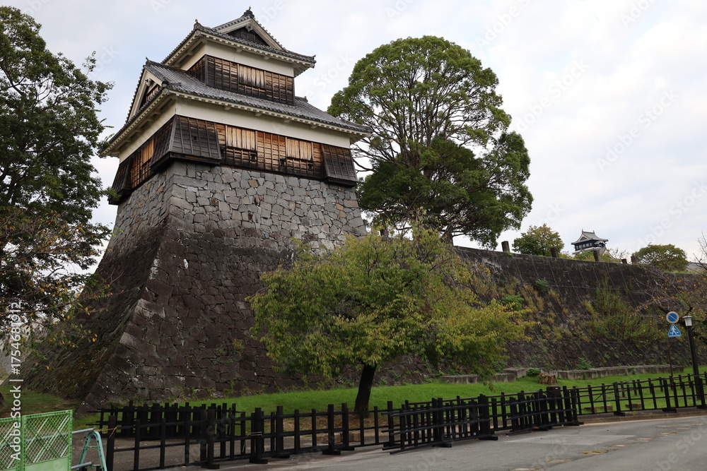 Obraz premium A Japanese castle : a scene of Kumamoto-jo Castle in Kumamoto City in Kumamoto Prefecture in Kyushu