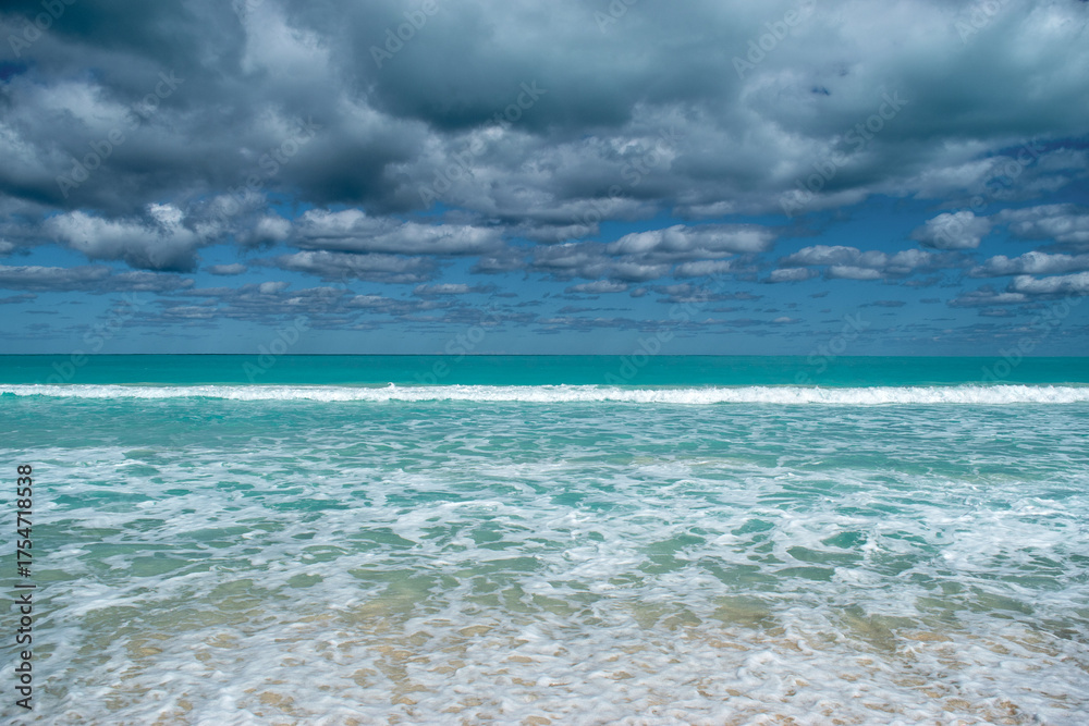 Fototapeta premium Waves and Clouds Over the Caribbean Sea