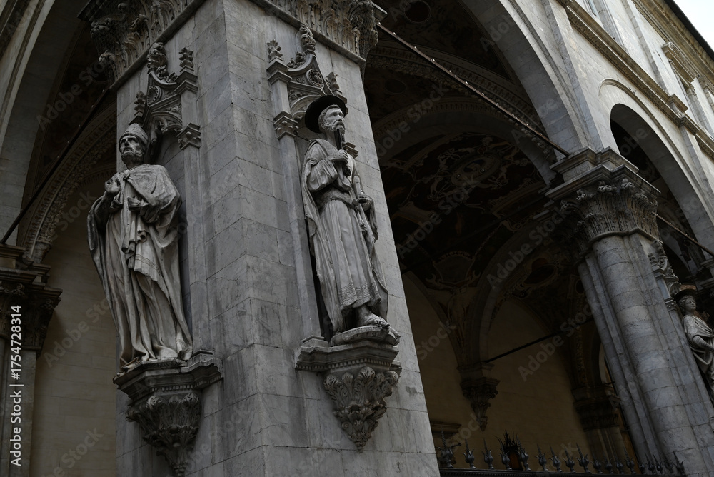 Fototapeta premium Détail architectural de la Loggia della Mercanzia de Sienne avec des statues