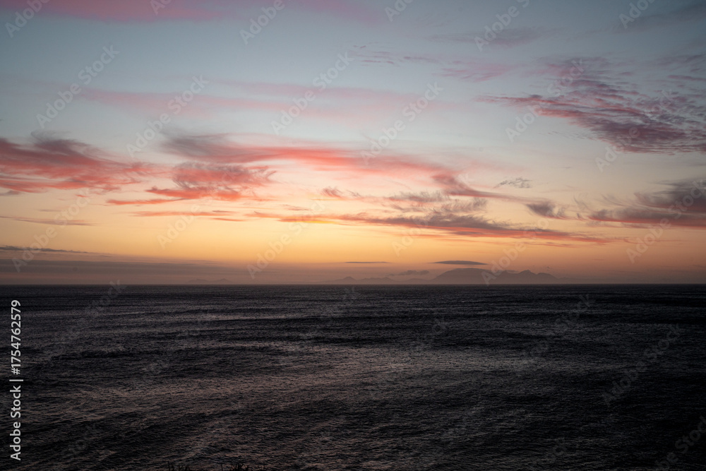 Obraz premium The sea at dusk is illuminated by a brilliant sunset glow.