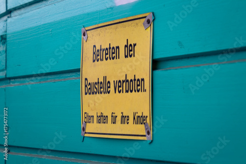 Schild verbietet Zutritt zu Baustelle