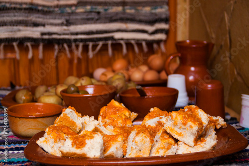 Bodegón de pan con chorizo, papas arrugadas y huevos duros en la isla de Gran Canaria, España