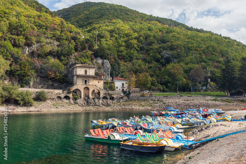 Bild auf Leinwand Lago di Scanno in Abruzzo. L'autunno e i suoi colori.