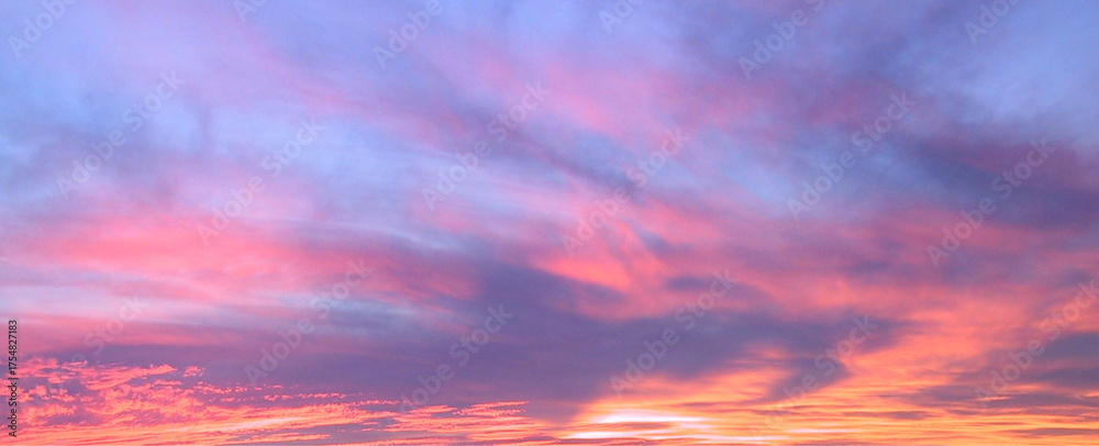 Fototapeta premium Vivid Pink and Purple Sunset Sky with Wispy Clouds, Stunning Evening Horizon, Dreamy and Colorful Natural Scene, Tranquil and Inspiring Skyscape, Expansive Outdoor Beauty, Serene and Peaceful Atmosphe