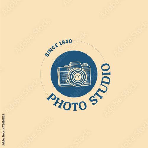 Vintage photo studio emblem featuring a classic camera and established date, perfect for branding creative businesses and photography services.