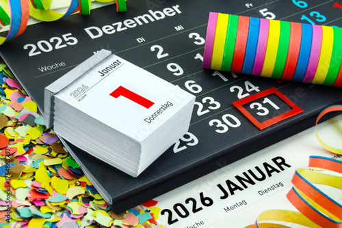 Deutscher Kalender Silvester 31. Dezember 2025 und 1. Januar 2026 mit Dekoration