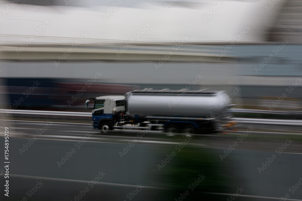 Fototapeta premium 車の流し撮り