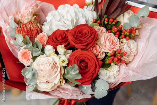 Foto Luxurious bouquet featuring classic red and pale pink roses, white hydrangea, eu
