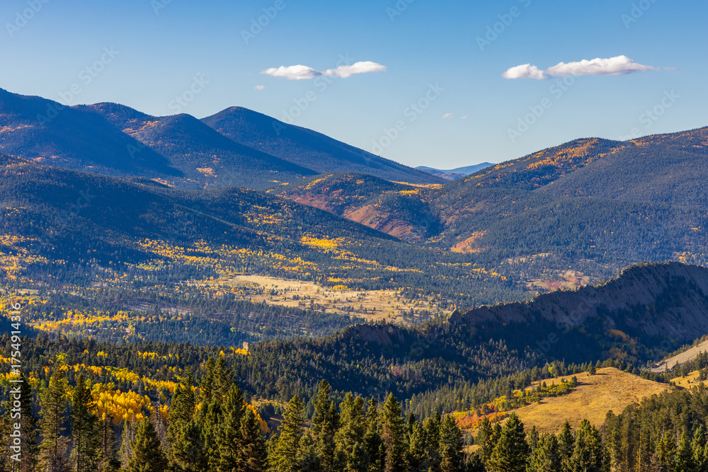 Obraz premium Scenic fall foliage landscape alongside the Highway of Legends National Scenic Byway, going from Walsenburg to Trinidad in Colorado