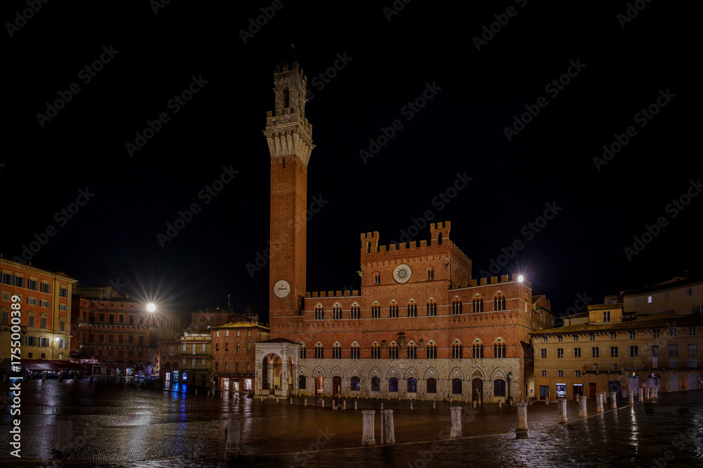Obraz premium Siena’s Piazza del Campo and Palazzo Pubblico, night view with wet square