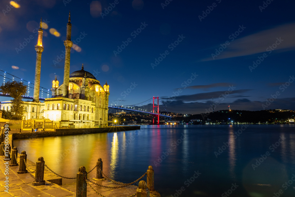 Obraz premium ORTAKOY, ISTANBUL, TURKEY. Ortakoy Mosque and Bosphorus Bridge sunrise view.