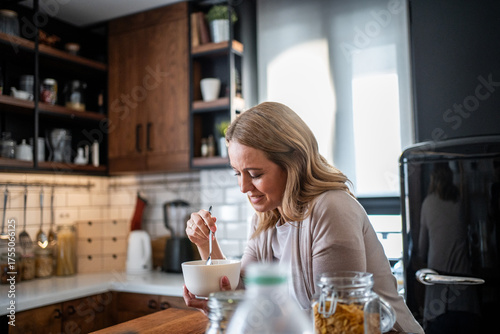 Schilderij op canvas Woman enjoying healthy morning breakfast in kitchen