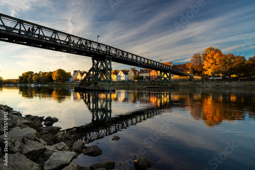 Regensburg eiserner Steg im Herbst mit Spiegelung