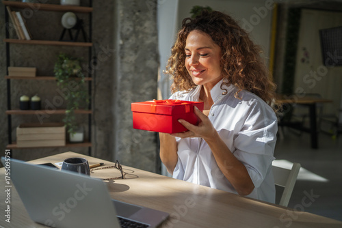Fotografía Woman receiving online gift during video call