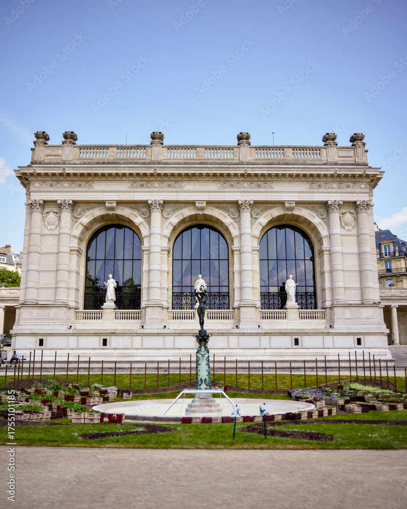 Obraz premium Elegant facade and fountain at Palais Galliera, Paris Fashion Museum