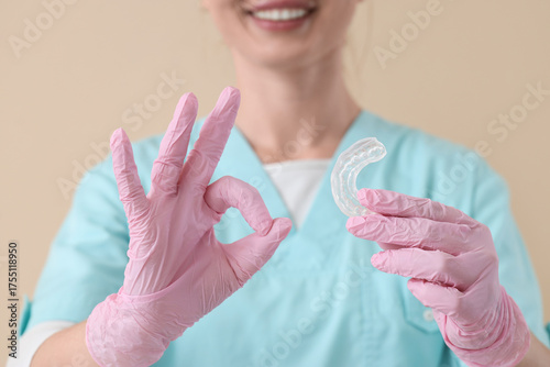 Female dentist with occlusa...