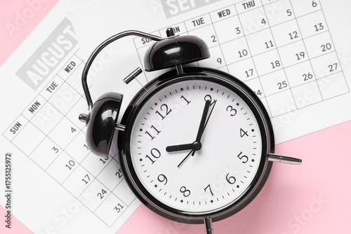 Canvas-taulu Calendar with alarm clock on pink background