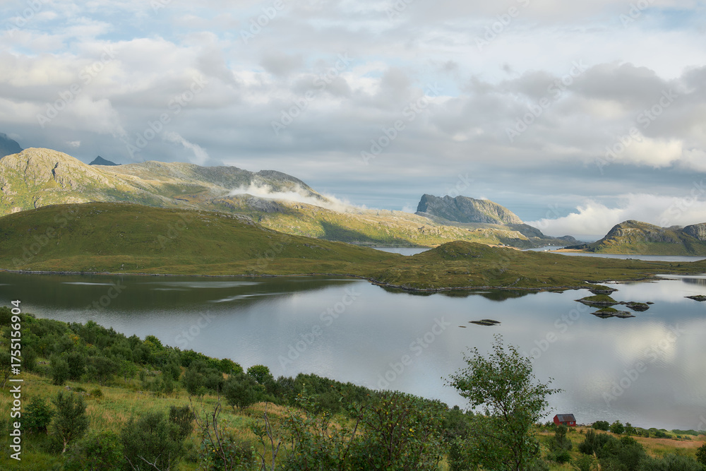 Obraz premium Mountain lake and islands in golden light