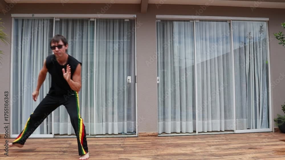 homem faz treino de capoeira em casa