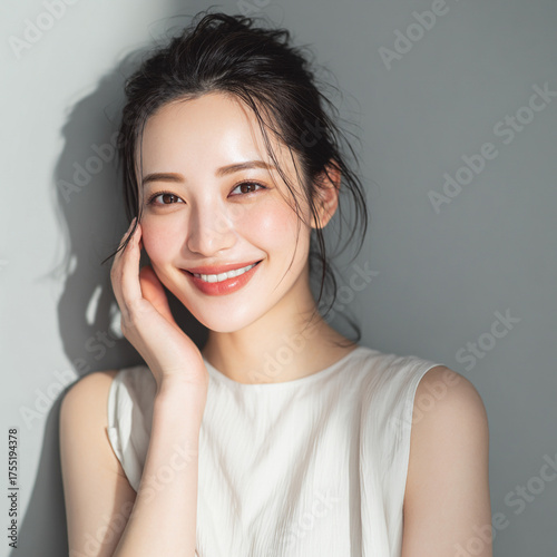 笑顔できらめく綺麗な肌と白い歯を見せる日本人女性美人モデルの接写写真。オーラルケア、スキンケア、コスメ広告用。