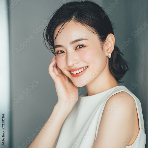 笑顔できらめく綺麗な肌と白い歯を見せる日本人女性美人モデルの接写写真。オーラルケア、スキンケア、コスメ広告用。