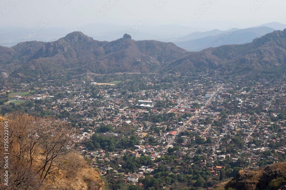 Obraz premium Vista aerea del pueblo de tepoztlan México