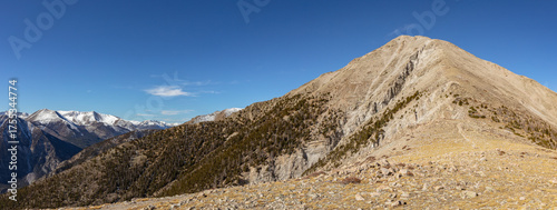 Fényképezés This mountain panorama features Tigger Peak under a deep blue sky, located in the Sawatch Range next to 14er Mt