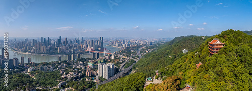 Φωτογραφία Scenic view from Nanshan, showing a traditional Chinese pagoda nestled in green forest, contrasting with the sprawling modern skyline of Chongqing, China, in the background