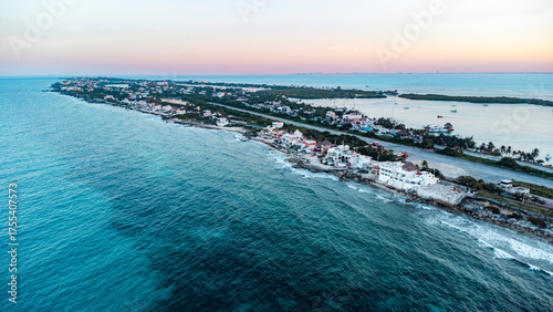 Fotografia Isla Mujeres, Cancun, Mexico - Beautiful ocean view with a small town in the background