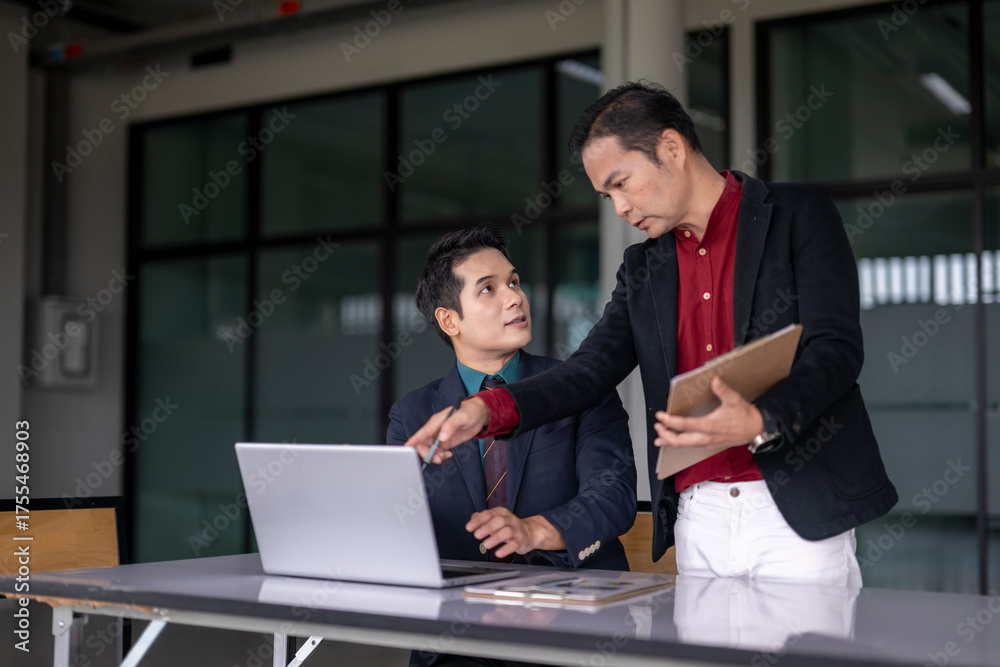 Obraz premium Asian businessmen working together using laptop in office