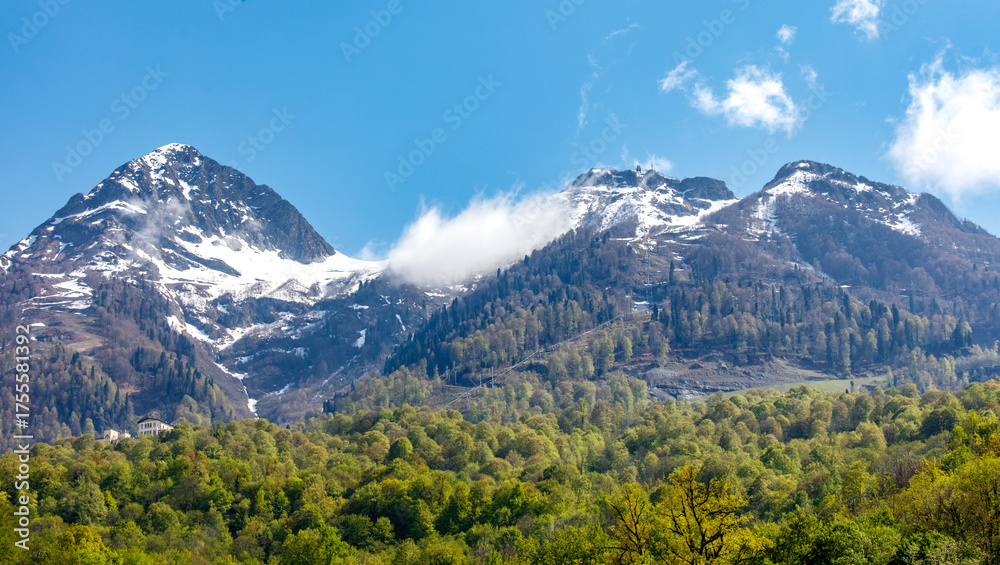 Obraz premium The mountains are covered in snow and the sky is clear