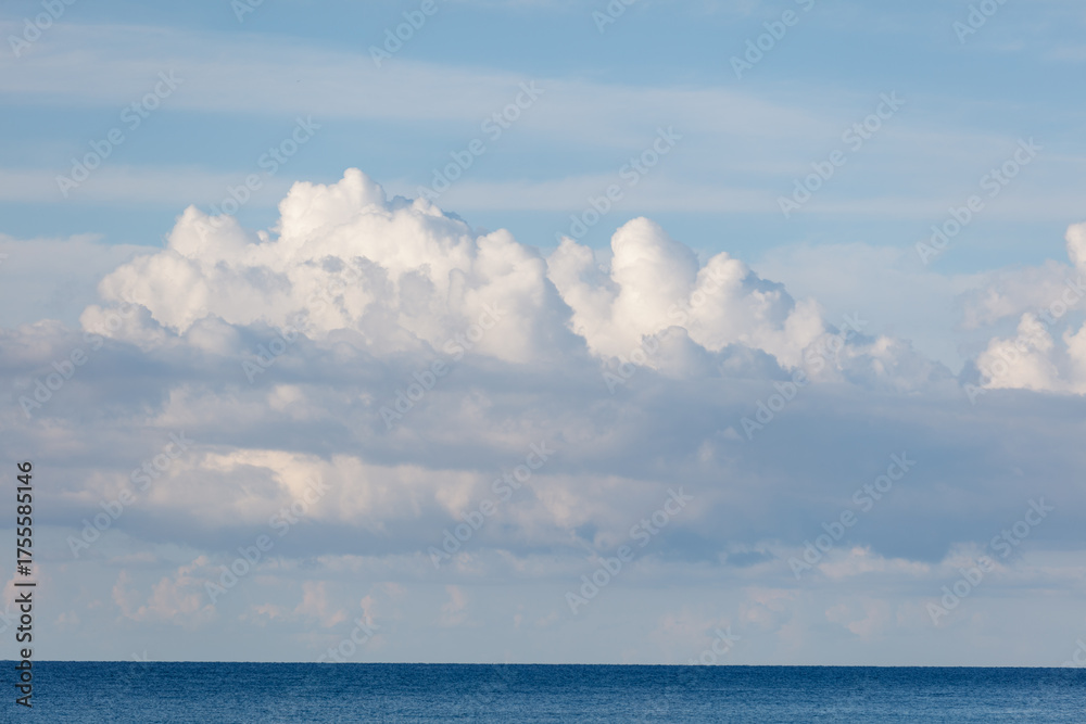 Fototapeta premium A cloudless sky with a blue sky and a large cloud