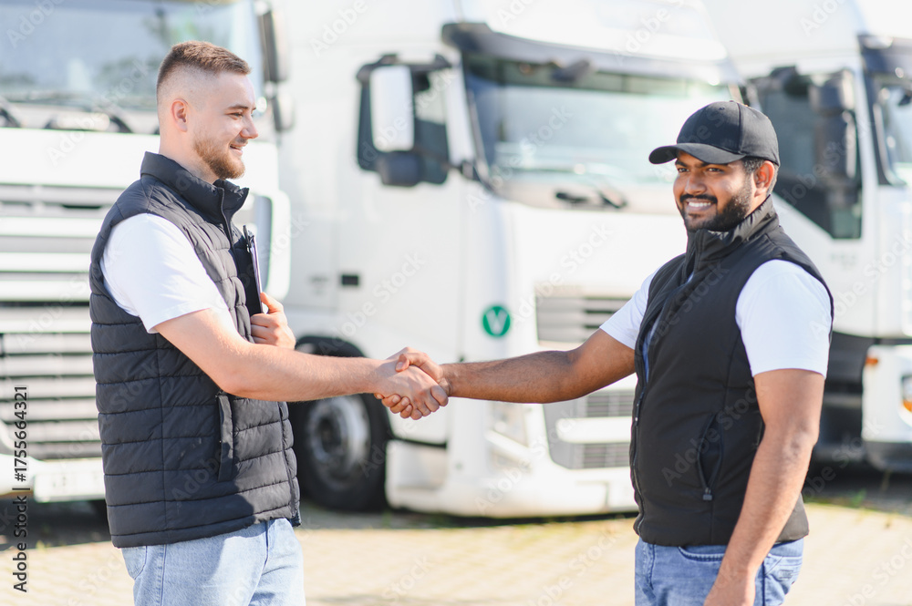 Obraz premium People shaking hands making a transport business deal